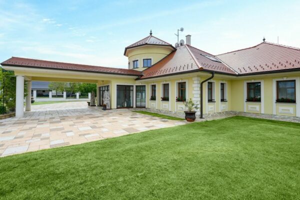 Luxuriöse Farmvilla mit 7 Schlafzimmern auf großem Grundstück - Familienvilla