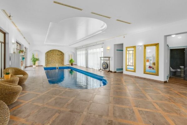 Luxuriöse Farmvilla mit 7 Schlafzimmern auf großem Grundstück - Familienvilla - Image 14