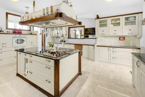 Luxuriöse Farmvilla mit 7 Schlafzimmern auf großem Grundstück - Familienvilla - Image 2