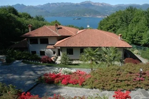 Luxusvilla mit Seeblick am Lago Maggiore – großzügig, mit Pool und Parkgarten