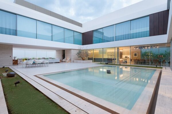 Luxusvilla mit 6 Schlafzimmern, 7 Badezimmern, Pool und Spa-Bereich - Image 2