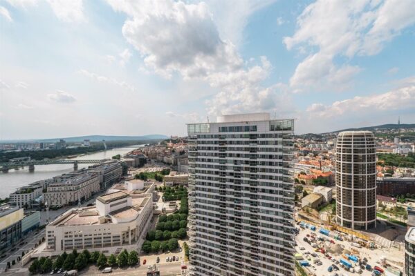 Der III Towers Complex bietet den Bewohnern eine 24h-Rezeption, Sicherheitsdienst, Fitness, einen Ruhebereich mit viel Grün