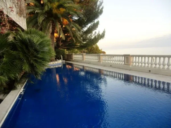 Exklusive Luxusvilla direkt am Meer in Beaulieu-sur-Mer – privater Zugang zum Wasser, Bootshaus, Pools & 1.000 m² Wohnfläche - Image 2