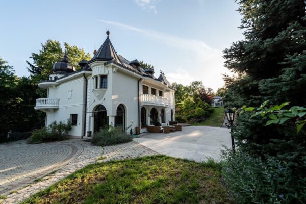 Passen. Mahlzeiten im Freien und Getränke am Abend können Sie auf der überdachten Terrasse auf der Rückseite genießen.